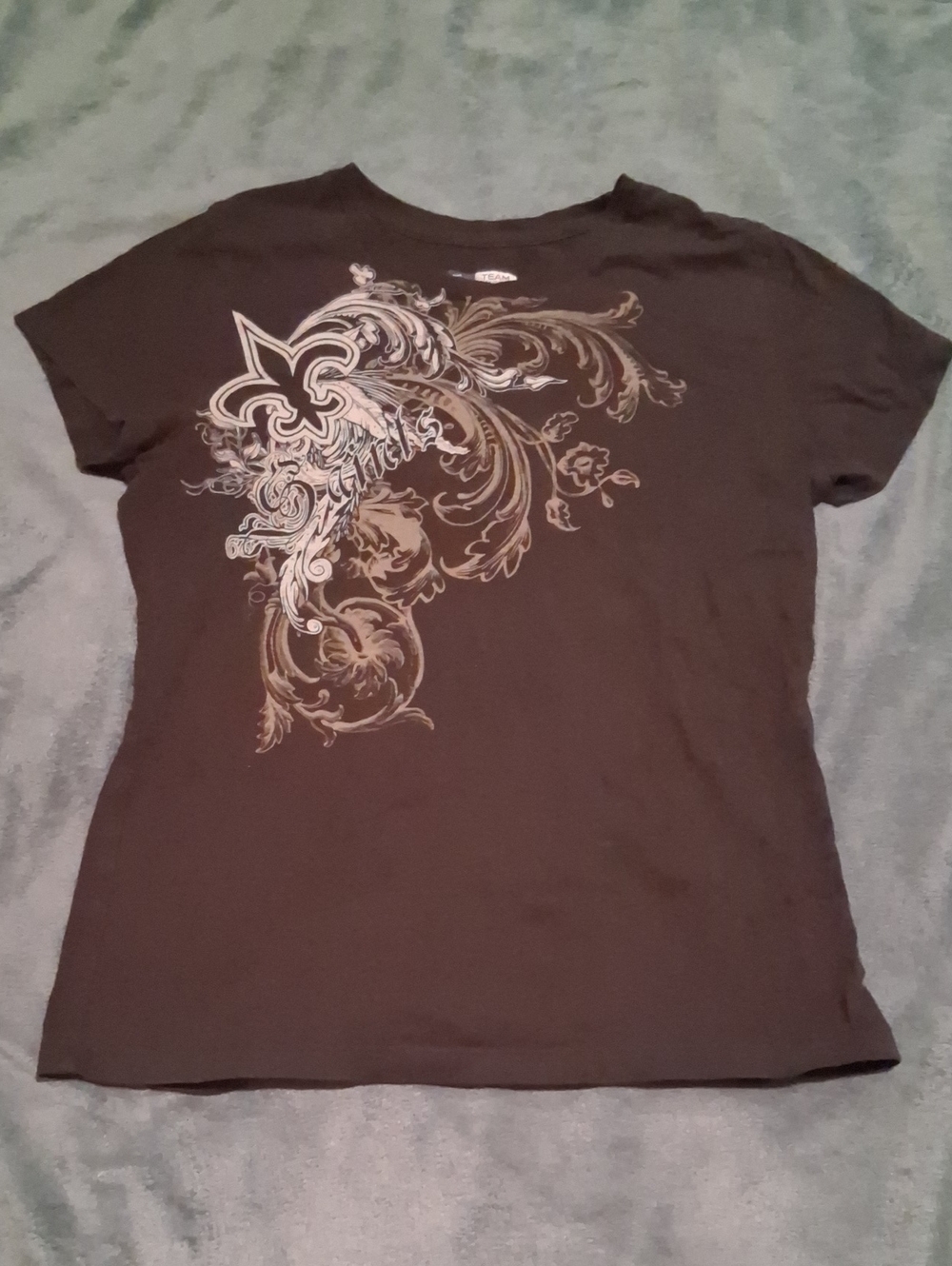 NFL Black Short Sleeve Tee with Fleur-de-Lis Scroll Graphic